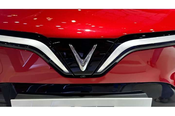 VinFast VF7 front badge