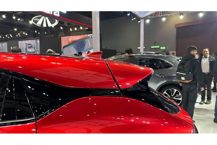 VinFast VF7 Rear Quarter Glass