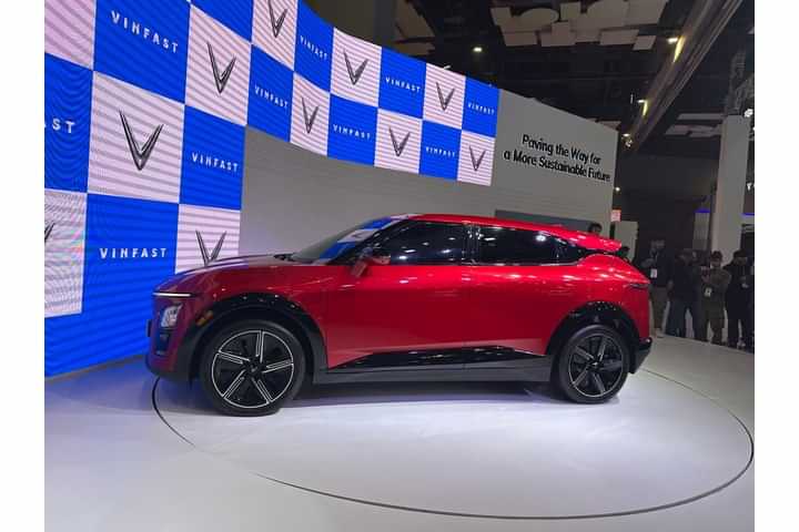 VinFast VF7 Left Side View