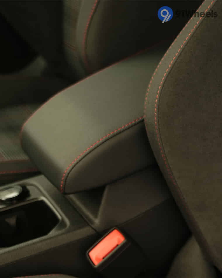 Dashboard & Front Cabin - 9