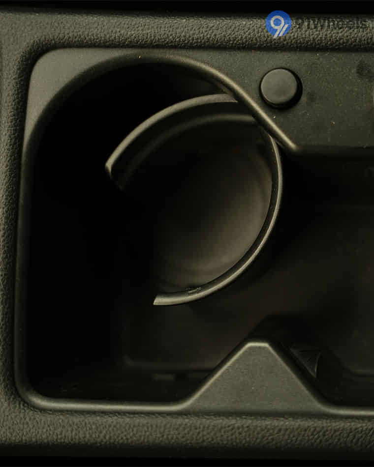 Dashboard & Front Cabin - 10