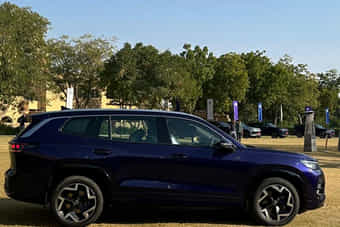 Volkswagen Tayron R-Line Right Side View