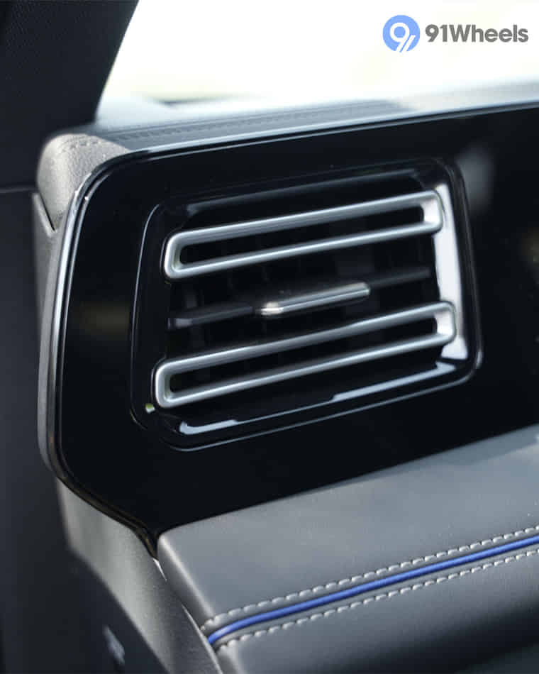 Dashboard & Front Cabin - 5