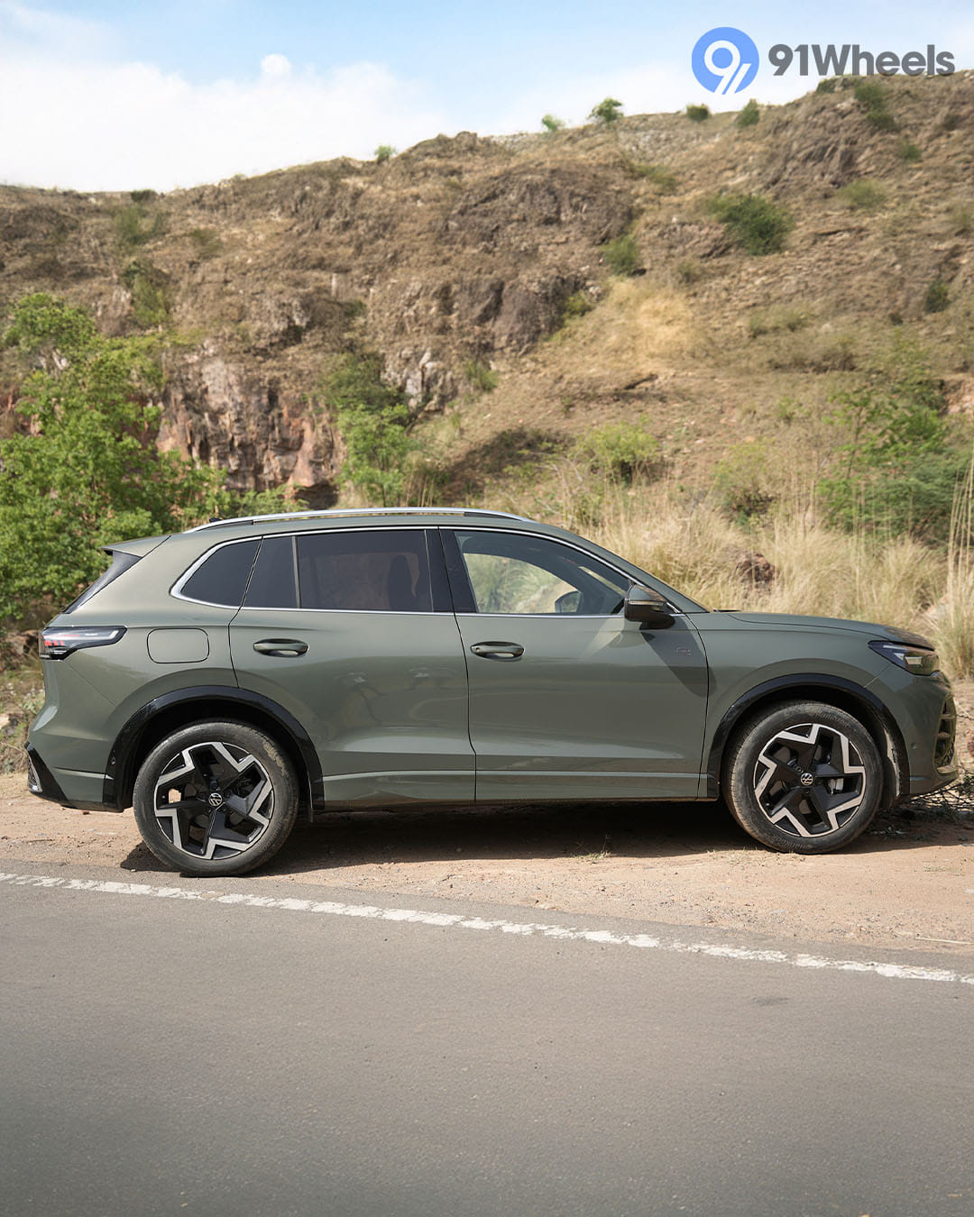 Volkswagen Tiguan R-Line Right Side View Volkswagen Tiguan R-Line Right Side View