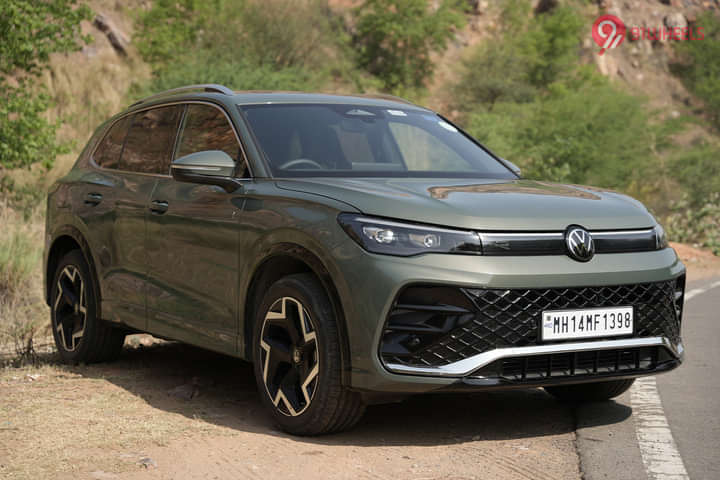 Volkswagen Tiguan R-Line Right Front Three Quarter