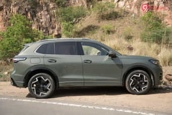 Volkswagen Tiguan R-Line Right Side View Volkswagen Tiguan R-Line Right Side View