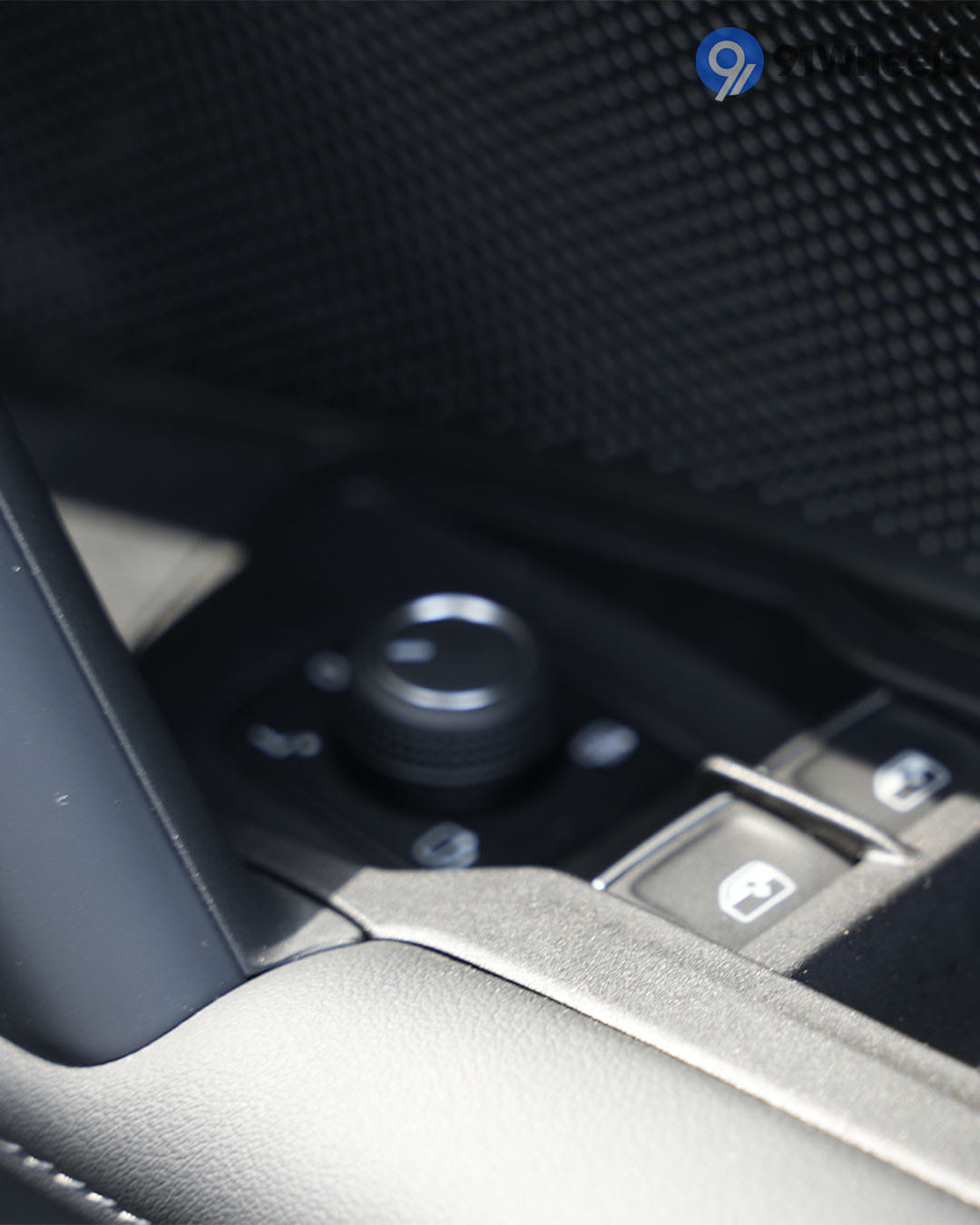 Volkswagen Tiguan R-Line Outer Rear View Mirror (ORVM) Controls Volkswagen Tiguan R-Line Outer Rear View Mirror (ORVM) Controls