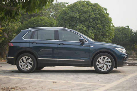 Volkswagen Tiguan Right Side View Image