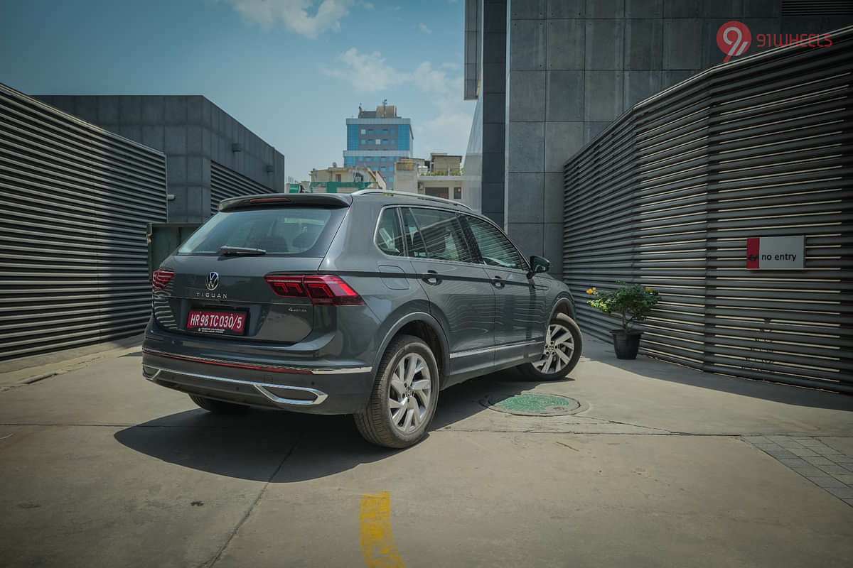 Volkswagen Tiguan 2021-2025 Right Rear Three Quarter