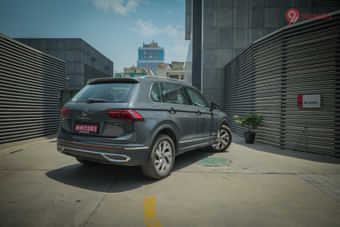 Volkswagen Tiguan 2021-2025 Right Rear Three Quarter Volkswagen Tiguan 2021-2025 Right Rear Three Quarter