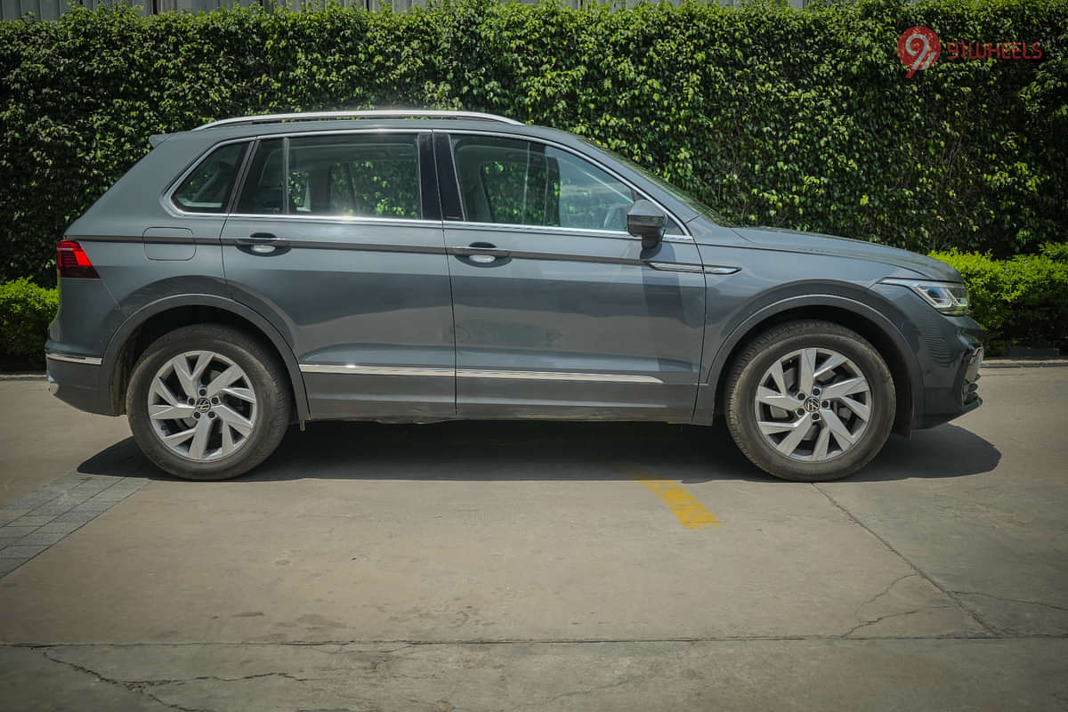 Volkswagen Tiguan 2021-2025 Right Side View