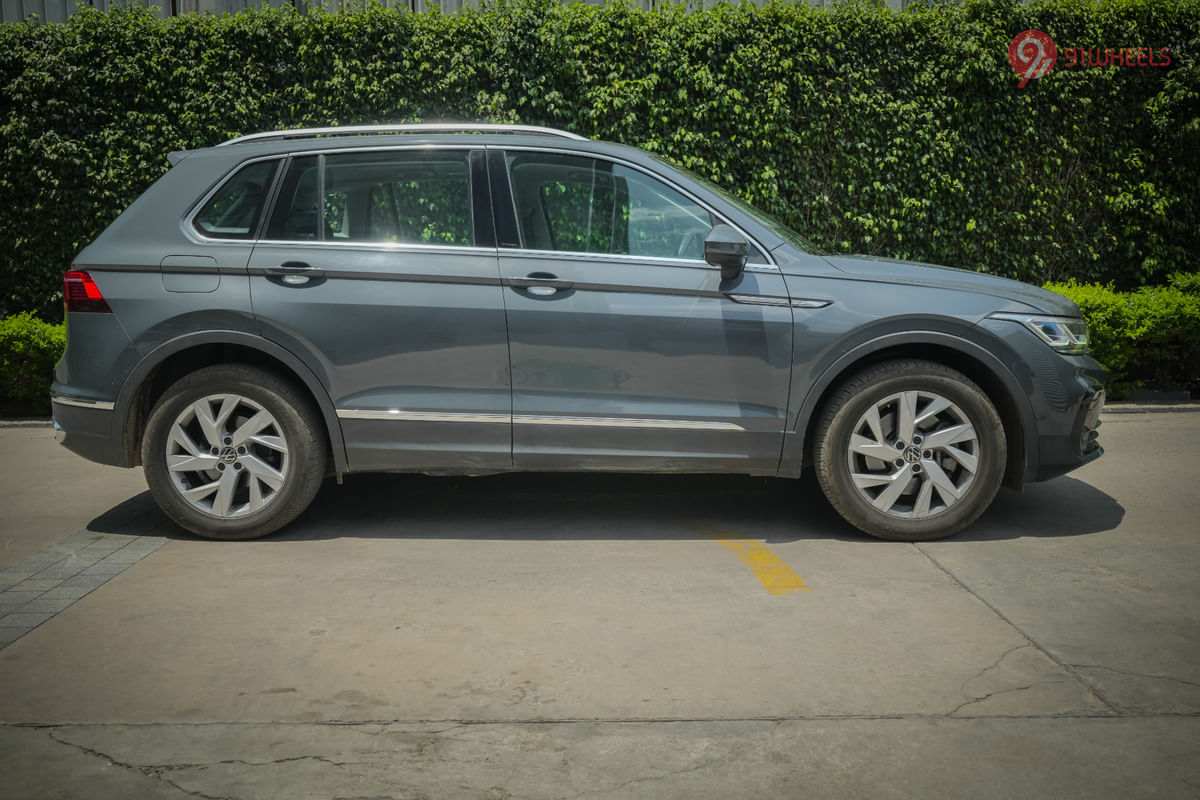 Volkswagen Tiguan 2021-2025 Right Side View
