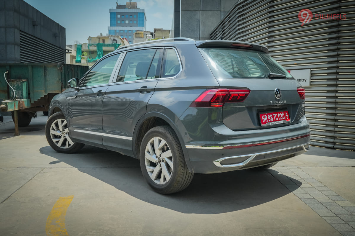 Volkswagen Tiguan 2021-2025 Left Rear Three Quarter Volkswagen Tiguan 2021-2025 Left Rear Three Quarter