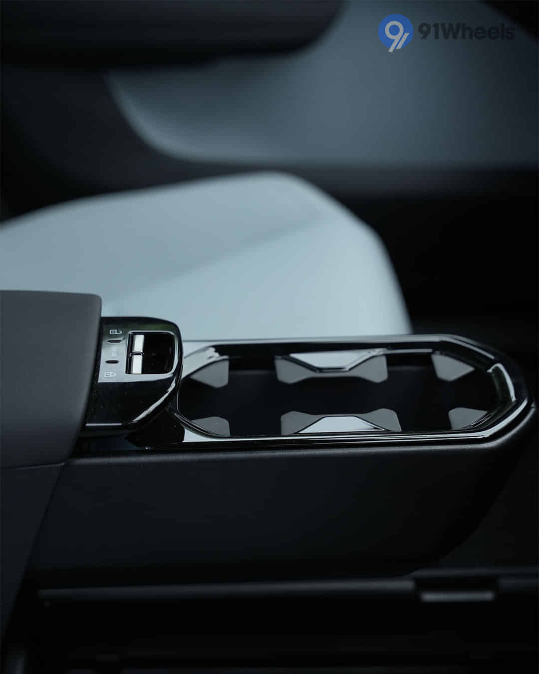 Front Centre Arm Rest Storage Front Centre Arm Rest Storage