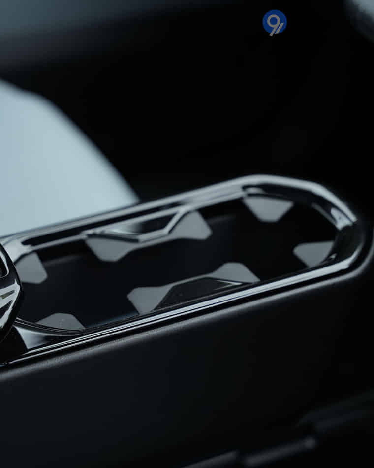 Dashboard & Front Cabin - 26