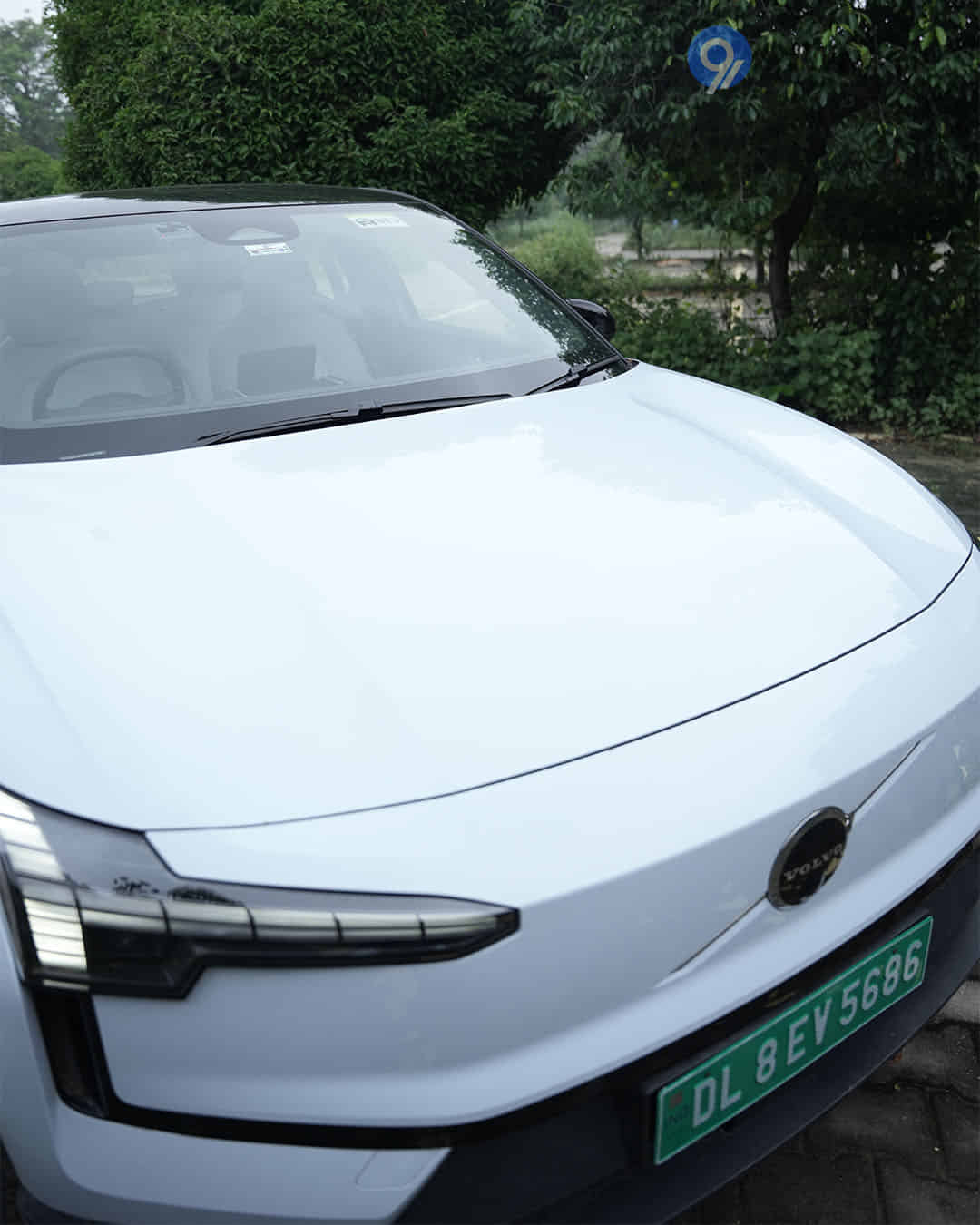 Closed Hood / Bonnet Closed Hood / Bonnet