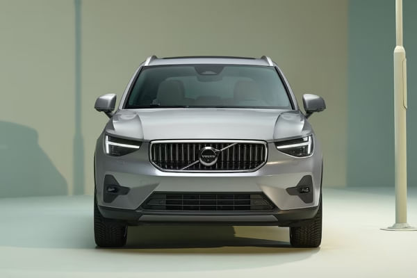 Volvo XC40 2023-2024 Front View