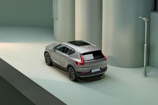 Volvo XC40 2023-2024 Left Rear Three Quarter