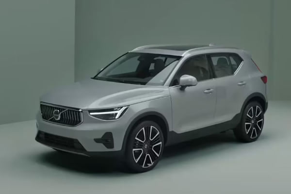 Volvo XC40 2023-2024 Left Front Three Quarter