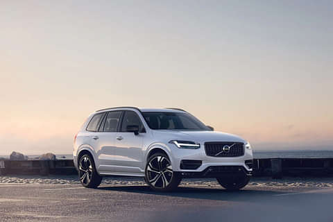 Volvo XC90 T8 Excellence Right Front Three Quarter