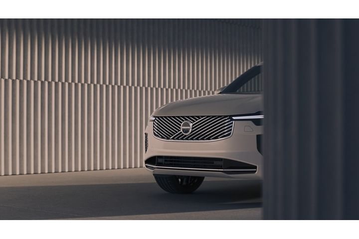 Volvo XC90 front badge