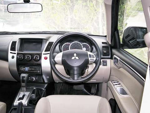 Mitsubishi Pajero Sport Images