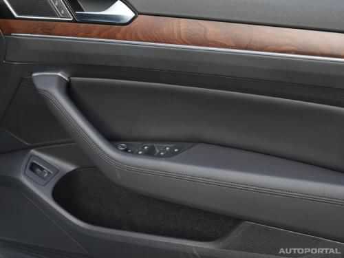 Volkswagen Passat  2014-2020 image Volkswagen Passat  2014-2020 image