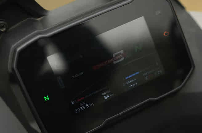 TVS Apache RTX 300 Advanced 5-inch TFT Display with Smart Connectivity TVS Apache RTX 300 Advanced 5-inch TFT Display with Smart Connectivity