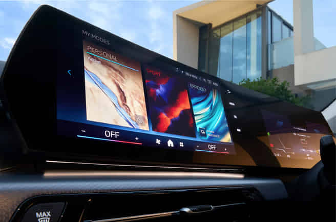 BMW iX1 LWB Curved Dual-Screen Display BMW iX1 LWB Curved Dual-Screen Display