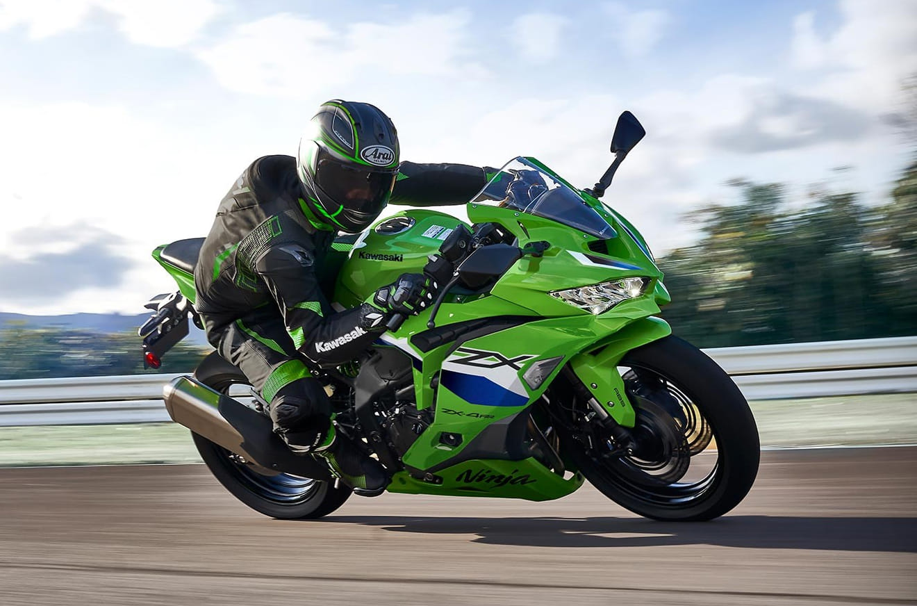 Kawasaki Ninja ZX-4R Price 2026 | Bike Images, Mileage & Colours