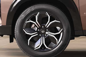 Curvv R18 alloy wheels
