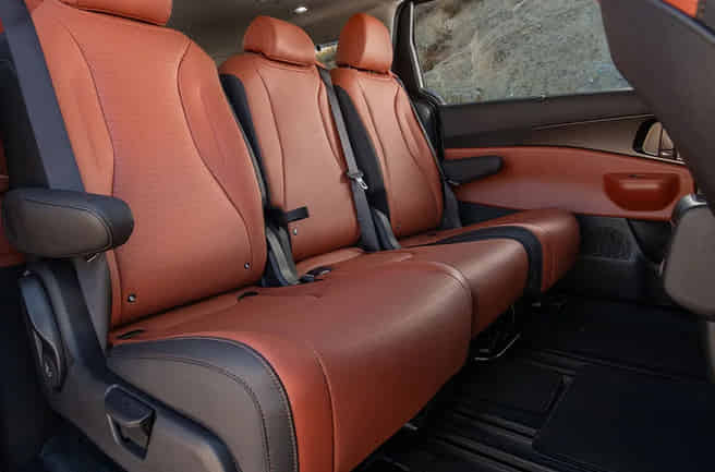 KIA Carnival Second-Row Powered Relaxation Seats