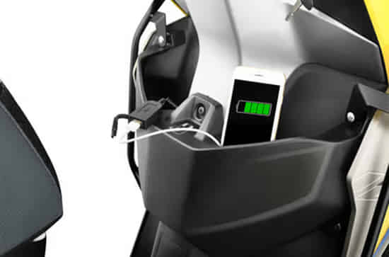 Xoom 125 USB Charging Port