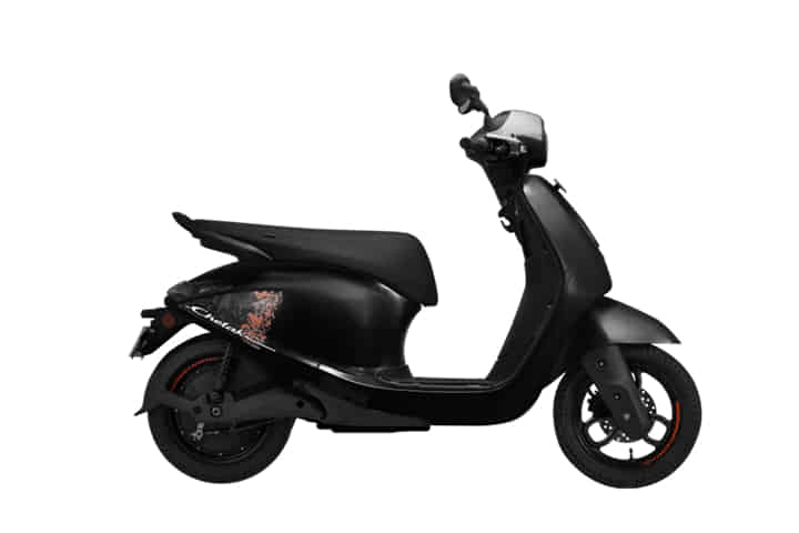 Bajaj Chetak C2501 in Glossy Active Black