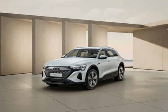Q8 e-tron 2023-2025 in Glacier White Metallic