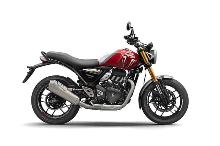Triumph Speed 400 in Racing Red / Pearl Metallic White