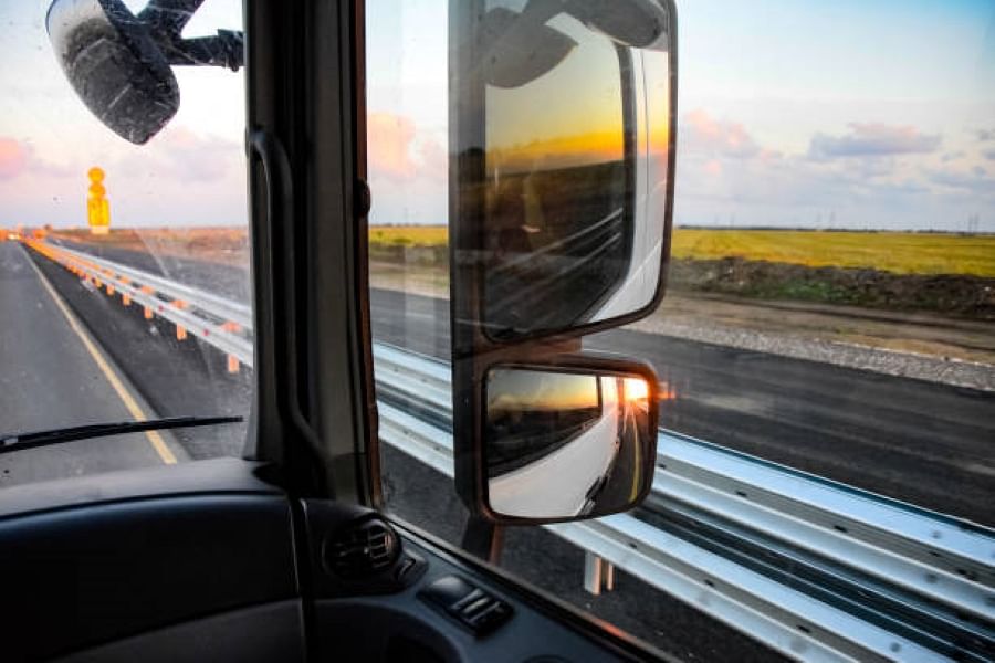 A Quick Guide To Using Truck Mirrors For Safety