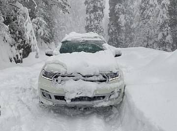 snow drive in himachal