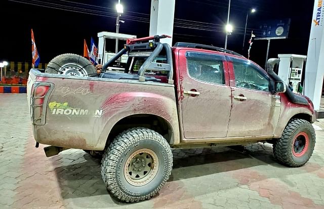 isuzu d max v cross off road video