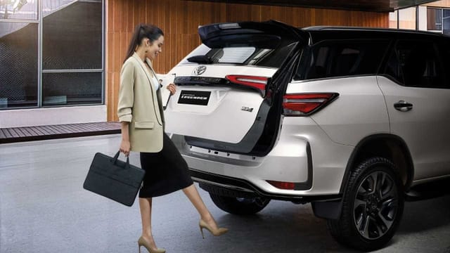 2020 Toyota Fortuner vs Old Fortuner Image