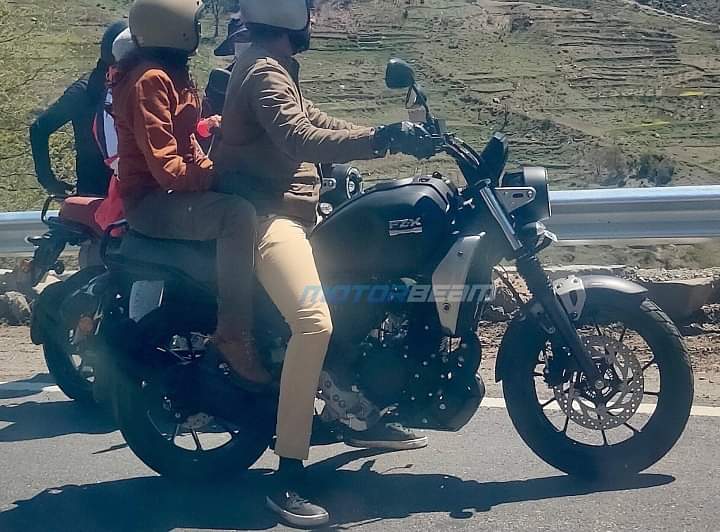Yamaha FZ-X Spied During TVC Shoot; Check Out The Images - Launch Soon