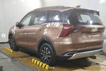 mahindra xuv700 rear three quarters