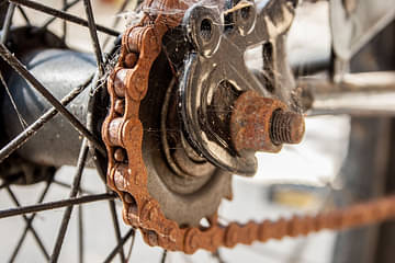 Bicycle that has a rusty chain 