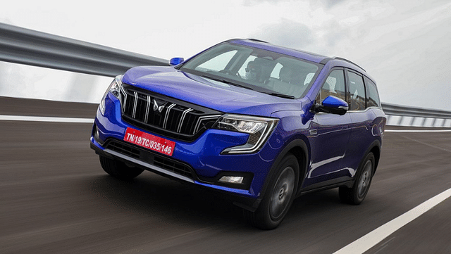 Mahindra xuv700 vs hyundai alcazar - Mahindra XUV700 front three quarters