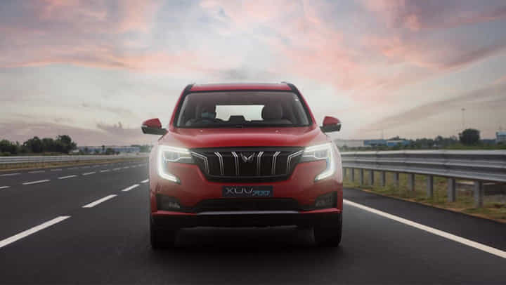 Mahindra XUV700 AX7 Gets Luxury Pack With Diesel MT And AWD Trims Mahindra XUV700 AX7 Gets Luxury Pack With Diesel MT And AWD Trims