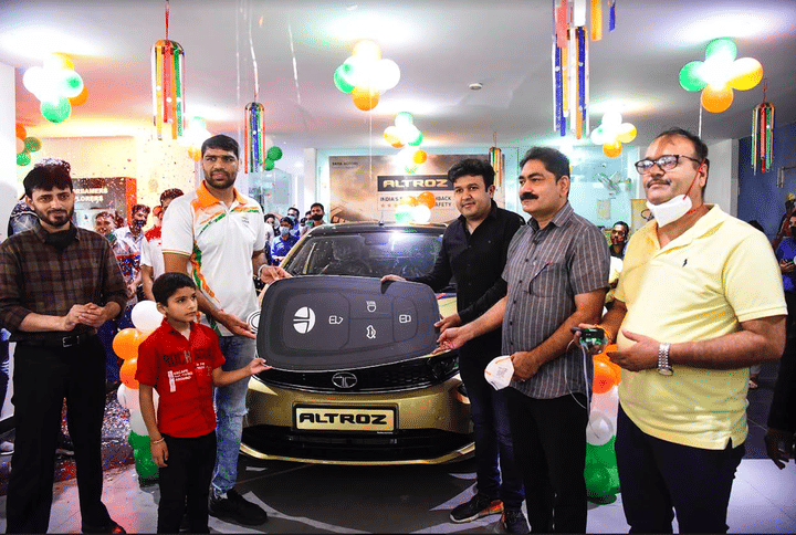 Olympian Satish Kumar Gifted Tata Altroz For Bringing Pride to Country Olympian Satish Kumar Gifted Tata Altroz For Bringing Pride to Country