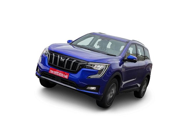 Mahindra XUV700 vs VW Taigun Comparison - Mahindra XUV700 Front Three Quarters
