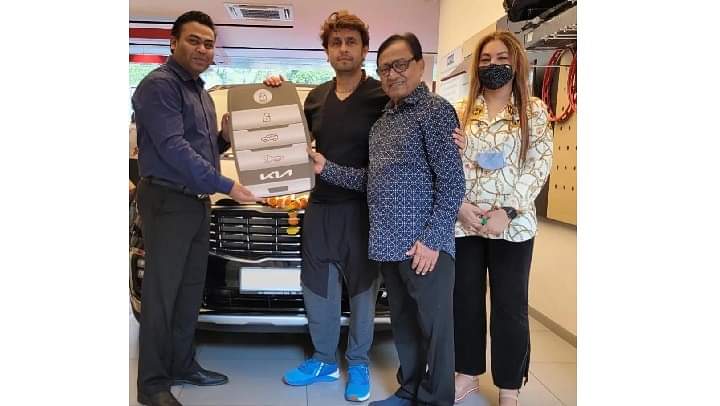 Sonu Nigam Takes Delivery of the New Kia Carnival