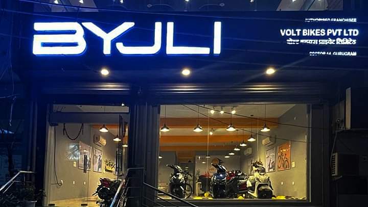 Mad About Wheels launches their First Brand-Neutral EV Showroom in Gurgaon, called BYJLI