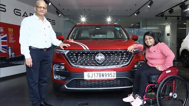 Personalized MG Hector Presented to Tokyo Paralympics Winner Bhavina Patel